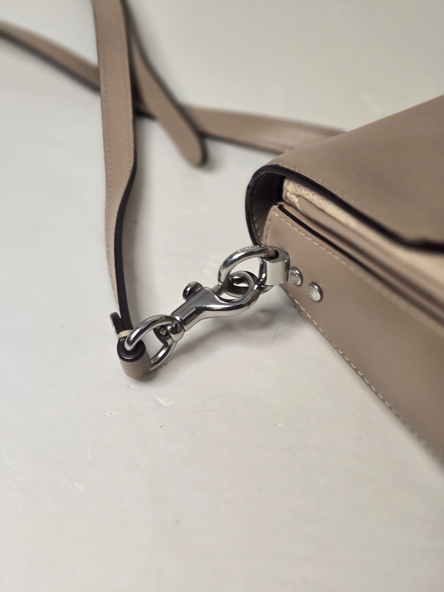 Coach Cassie Crossbody 19 Calfskin Leather Inside Outside Pockets Zippers
